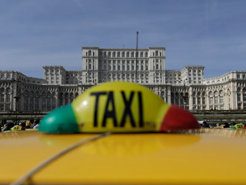 Taximetriștii punctează în „meciul” cu firmele de transport alternativ. - Foto: INQUAM Photos/Octav Ganea - cu rol ilustrativ