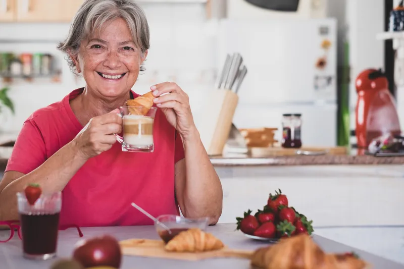 Pensionară m&acirc;nc&acirc;nd - Foto: Freepik