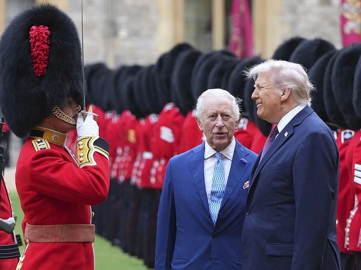 Regele Charles al III-lea şi Donald Trump, trecând în revistă gardaa de onoare, în timpul celei de-a doua vizite a acestuia în Marea Britanie - Foto: Profimedia Images