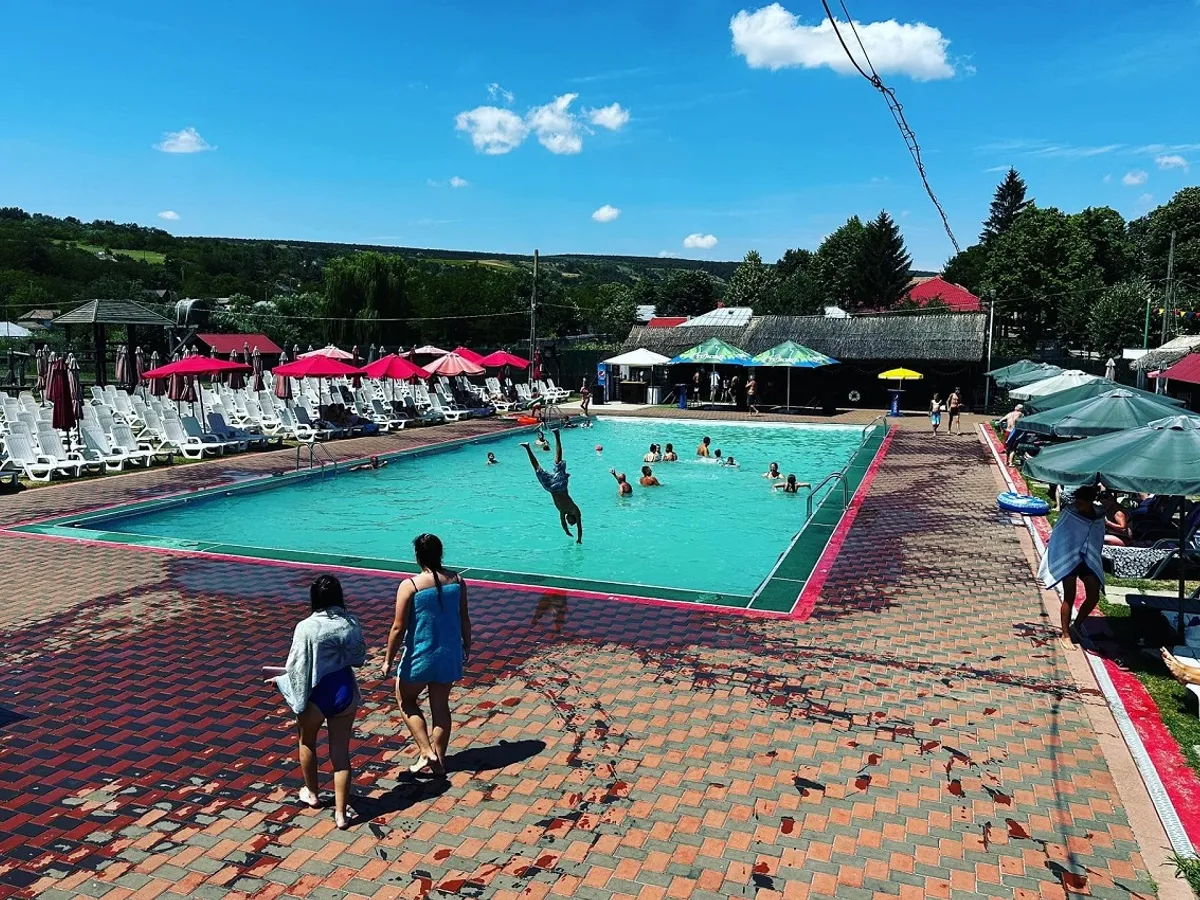 A sărit în piscină și a ajuns în comă - Foto: Facebook/Leon by the pool - Pădureni - cu rol ilustrativ