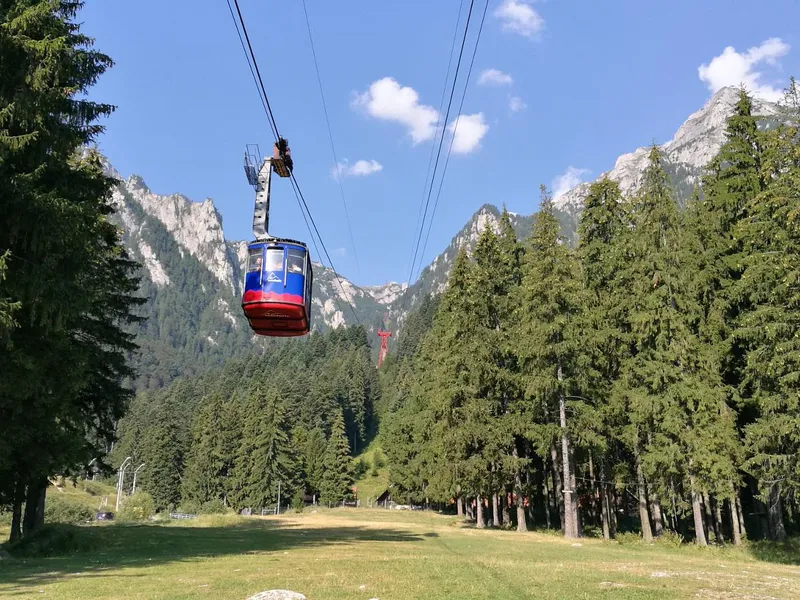 Pentru a urca cu telecabina la Babele, o familie cu 2 copii plătește 560 lei. La Bansko, 325 lei - Foto: Telecabina Busteni - Babele