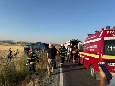 Plan roşu de intervenţie. Un autocar cu 60 de persoane s-a răsturnat în judeţul Constanţa - Foto: ISU Dobrogea