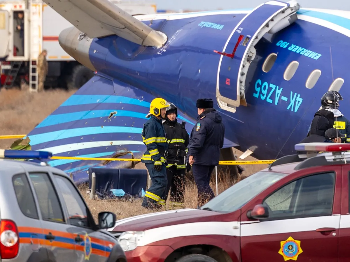 Au apărut imagini în care fuselajul aeronavei este găurit ca și cum s-ar fi tras în el Foto: profimediaimages.ro