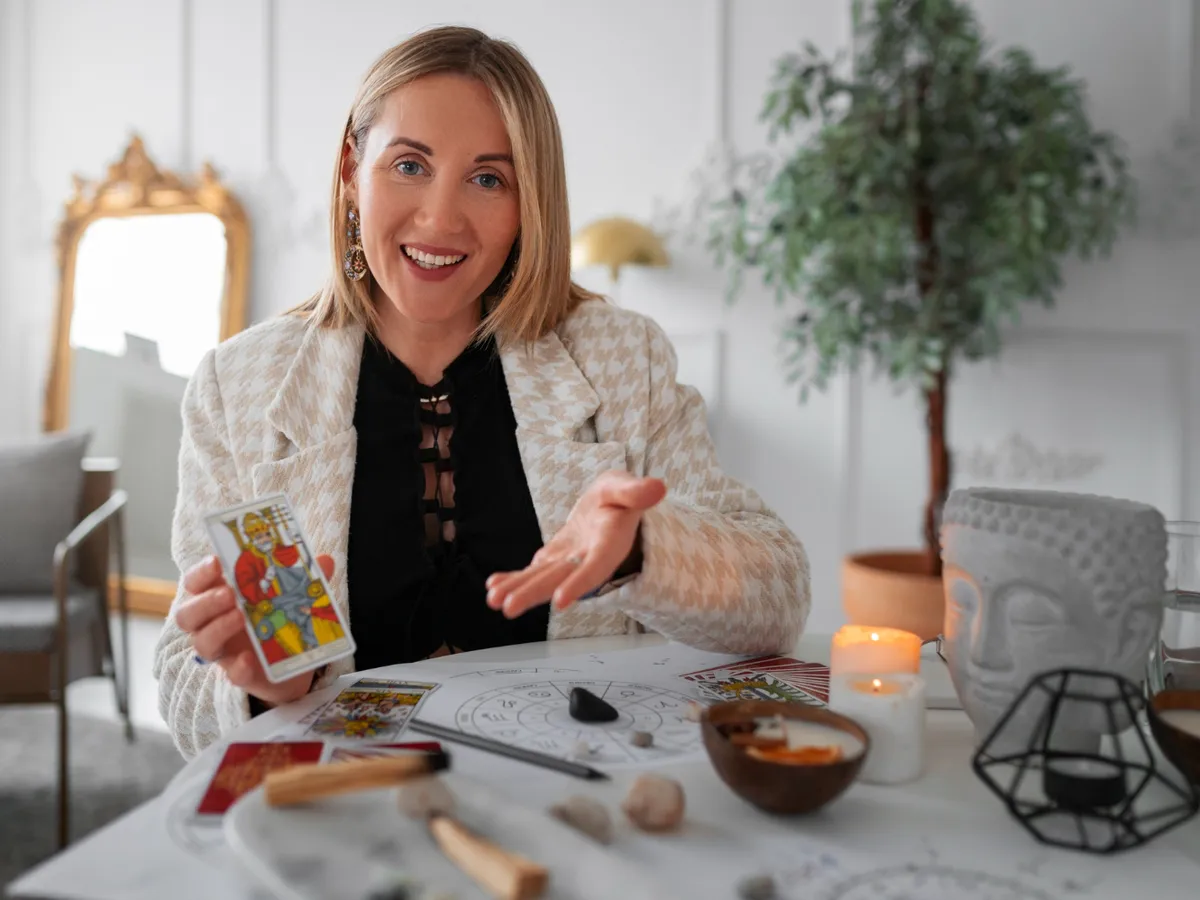Femeie care citește în cărțile tarot - Foto: Freepik (Imagine cu rol ilustrativ)