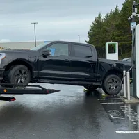 O camionetă electrică Ford F-150 Lightning a făcut „Boom!” și a „murit” când a fost băgată în priză. / Foto: Eric Roe, Twitter