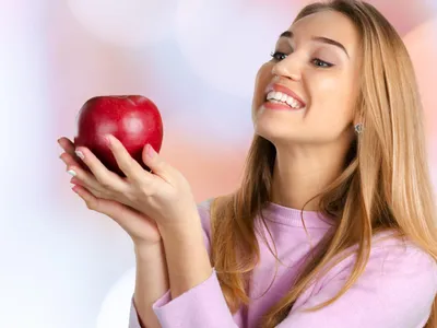 Femeie mâncând mere - Foto: Freepik