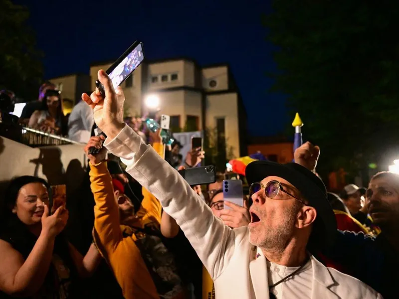 Suporteri ai lui George Simion, bucurându-se după aflare rezultatelor exist-poll-urilor - Foto: Profimedia Images