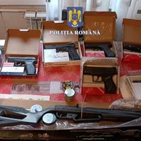 O avocată a fost reținută pentru că a cumpărat copiilor, de 7 și 10 ani, puști și pistoale Foto: Poliția Română