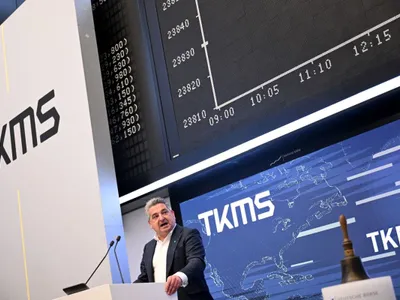 Miguel Lopez, CEO ThyssenKrupp, în fața unui panou, pe care este afișat graficul indicelui bursier german DAX - Foto: Profimedia Images