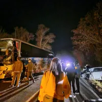 Planul roșu de intervenție activat în Alba Iulia după ce o mașină și un autobuz s-au ciocnit  - Foto: ISU