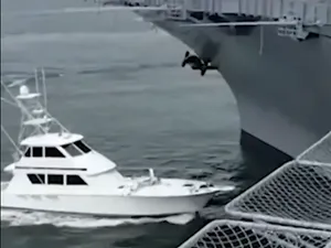 Momentul în care un iaht lovește portavionul muzeu USS Midway - Foto: X/ @FoxNews - Captură foto