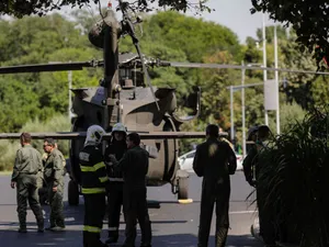 Cum s-a văzut dintr-un autobuz aterizarea forțată a elicopterului Black Hawk. Foto Inquam Photos/Octav Ganea