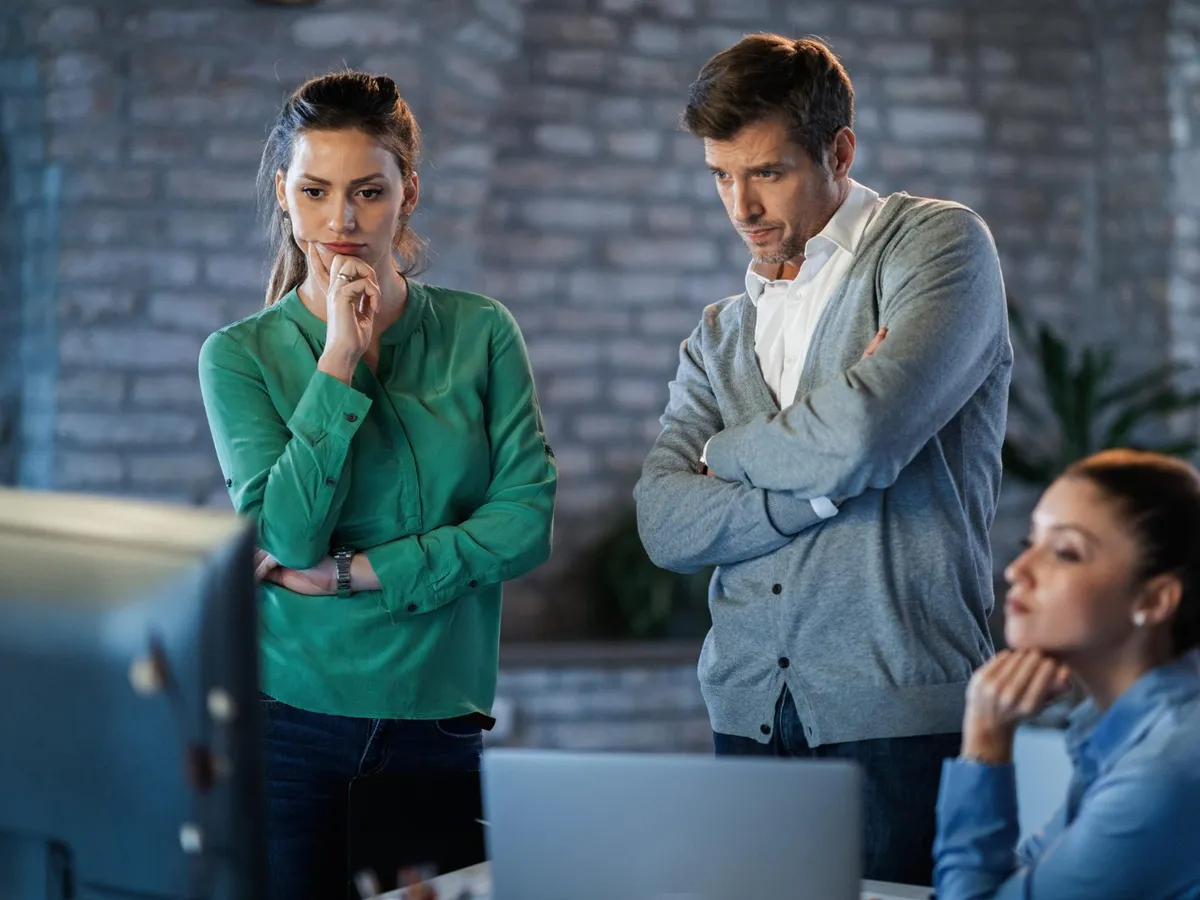 Colegi supărați la serviciu - Foto: Freepik (Imagine cu rol ilustrativ)