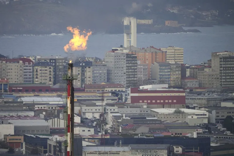 Imagine de ansamblu cu Rafinăria Repsol din oraşul La Coruna, din nord-vestul Spaniei - Foto: Profimedia Images