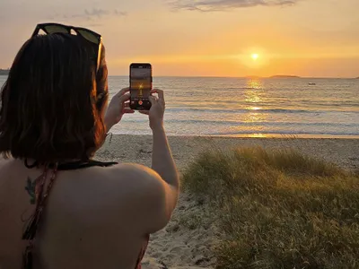 Fotografie cu un apus de soare pe plajă - Foto: Pexels/Ivonnechy