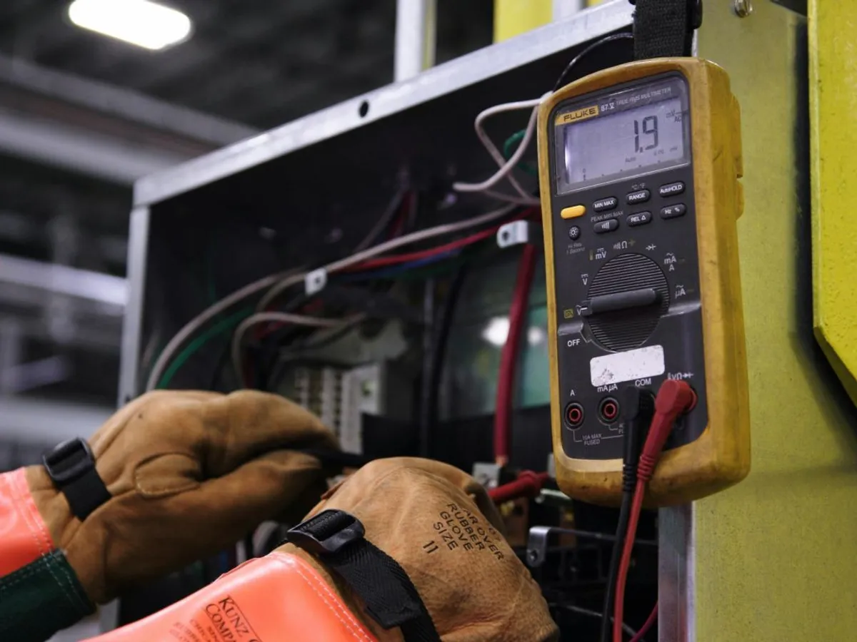 Electrician verificând un tablou de forţă - Foto: Pexels/Onics Energy