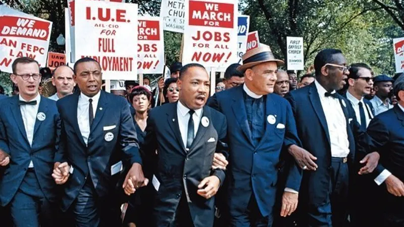 Martin Luther King Jr., cu ceilalți lideri ai marșului pentru slujbe și libertate din 1963, de la Washington