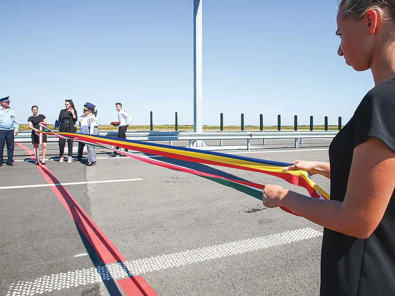 FESTIVISM  De multe ori, o tăiere de panglică la lucrări de infrastructură neterminate a dus la plata unor despăgubiri de milioane de euro - Foto: INQUAM PHOTOS/ Virgil Simionescu