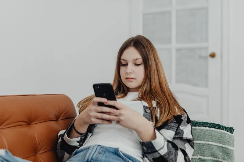 fata cu telefon Foto: Pexels (imagine cu rol ilustrativ)