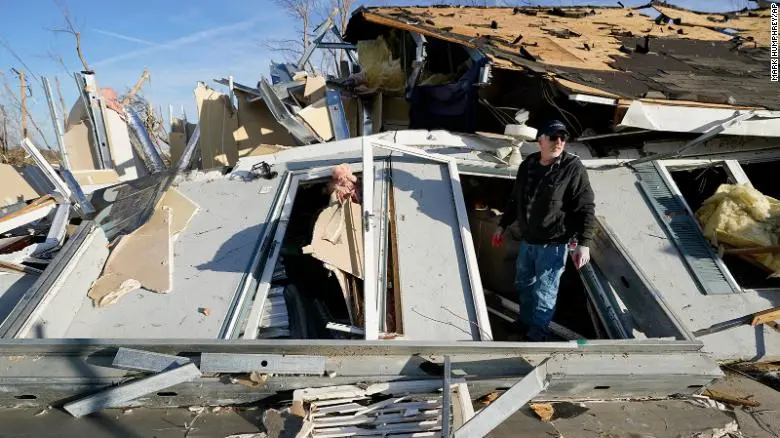 Urmările tornadelor devastatoare din SUA: Case din care a rămas doar fundația, mașini luate de vânt/FOTO: cnn.com