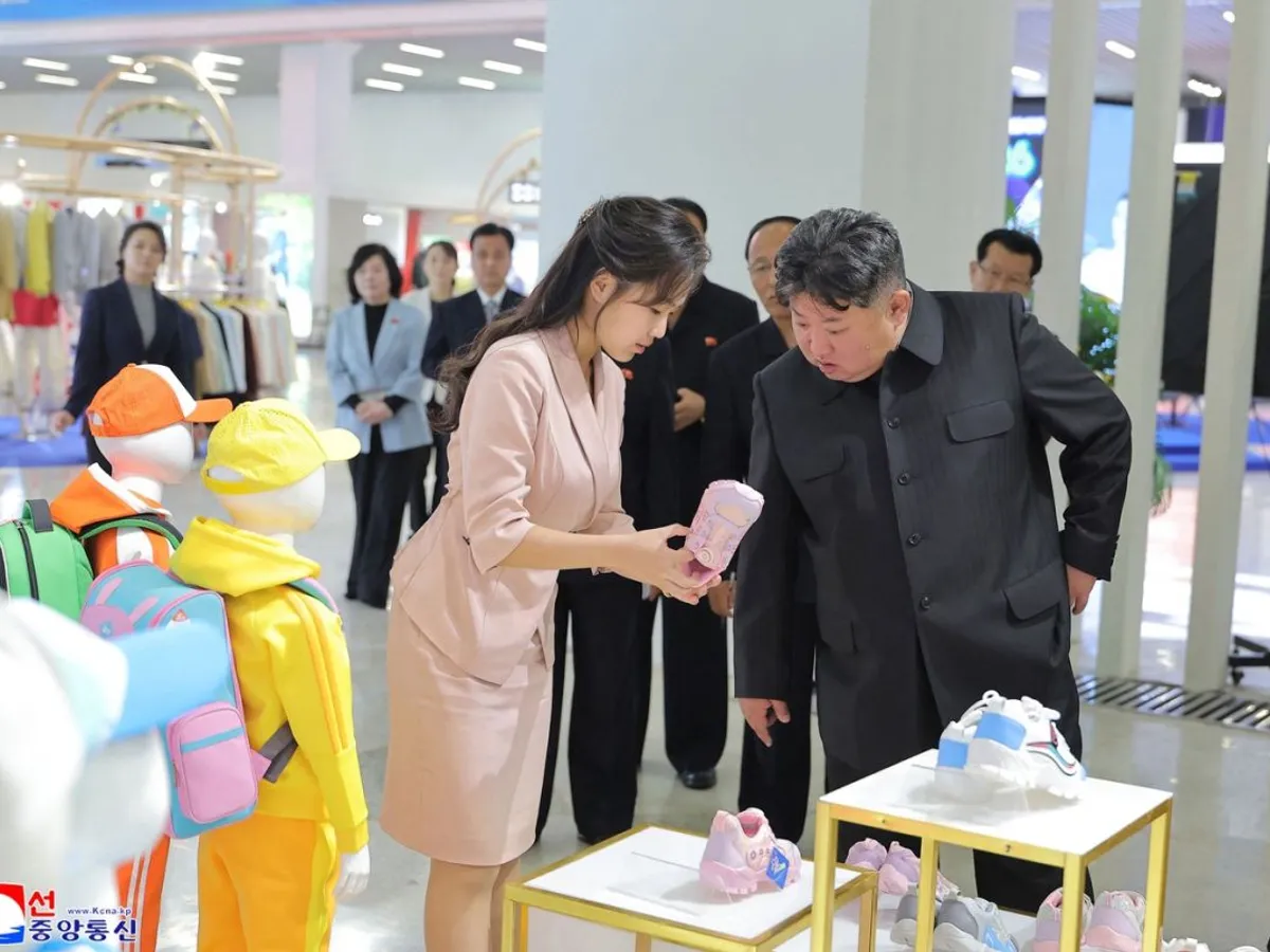 Kim Jong Un și fiica lui, Kim Ju Ae, vizitează o expoziție cu articole de îmbrăcăminte și încălțăminte, la Phenian - Foto: Profimedia Images