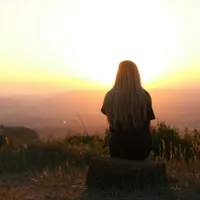 Femeie privind un apus de soare - Foto: Pexels (cu rol ilustrativ)