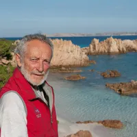 Un bărbat care a trăit 32 ani singur pe o insulă a murit la 85 ani. Revenise la civilizație în 2021 - Foto: Profimedia Images