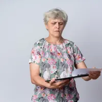 Foto: Pensionarii cu anumite venituri vor primi  mai puțini bani la pensie în august. Două milioane de români vor fi afectați Sursa: Freepik