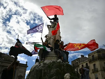 Steagul sovietic la protestele din Franța - Foto: Profimedia images