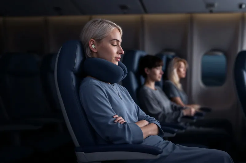 Poți lua căștile &icirc;n avion