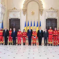 Iohannis și salvatorii din Turcia - Foto: Facebook/Klaus Iohannis