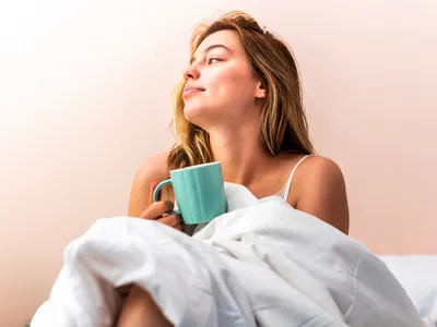 De ce te trezești dimineața cu ochii umflați? Cărbunele activ te ajută să scoți toxinele din corp - Foto: Freepik (Imagine cu rol ilustrativ)