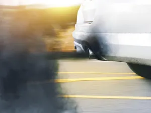 Mașina dă fum negru, consumă mult și se „bâlbâie” la accelerație? Sunt simptome de valvă EGR dusă - Foto: Profimedia Images - Imagine cu rol ilustrativ