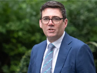 „Regele Nordului” și criza politică din Marea Britanie. Cine este și ce propune Andy Burnham, cel mai probabil succesor al lui Starmer