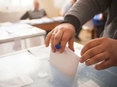 Cum votează românii în funcție de educație: diferențe majore între alegătorii cu studii primare și cei cu facultate