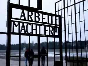 Poarta de intrare în lagărul de concentrare Sachsenhausen/FOTO: Getty