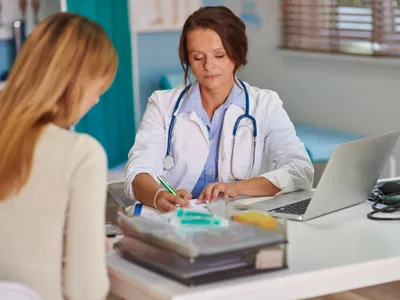 O doctoriță prescrie o rețetă - Foto: Magnific (rol ilustrativ)