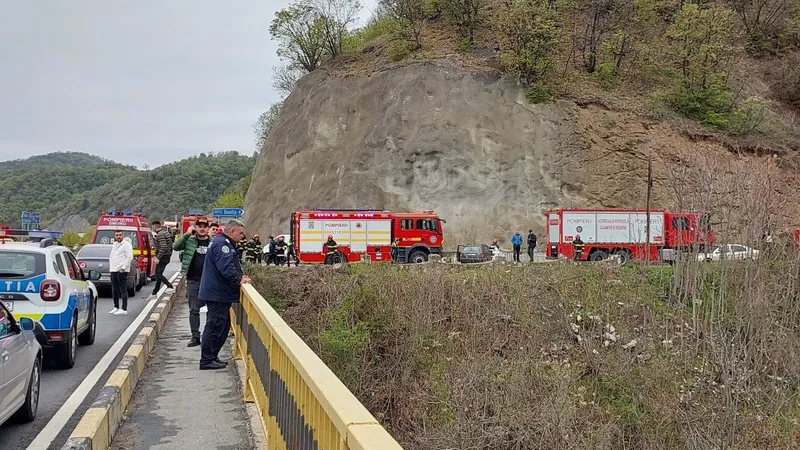Șofer la un pas de tragedie chiar în locul unde un microbuz a căzut în Dunăre. Depășire de infarct - Foto - ISU