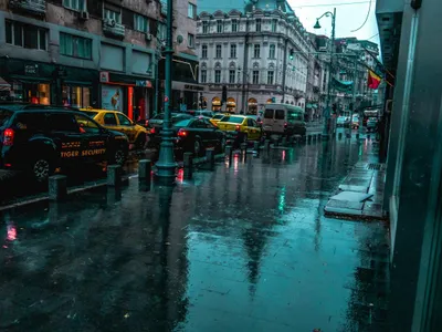 Imagine citadină cu o stradă din centrul Bucureştiului, pe vreme ploioasă - Foto: Pexels/Alex Pham