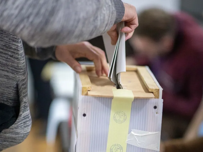 O femeie a votat în locul unei octogenare, la urna mobilă. Fiul a reclamat la Poliţie - Foto: INQUAM PHOTOS/Virgil Simionescu