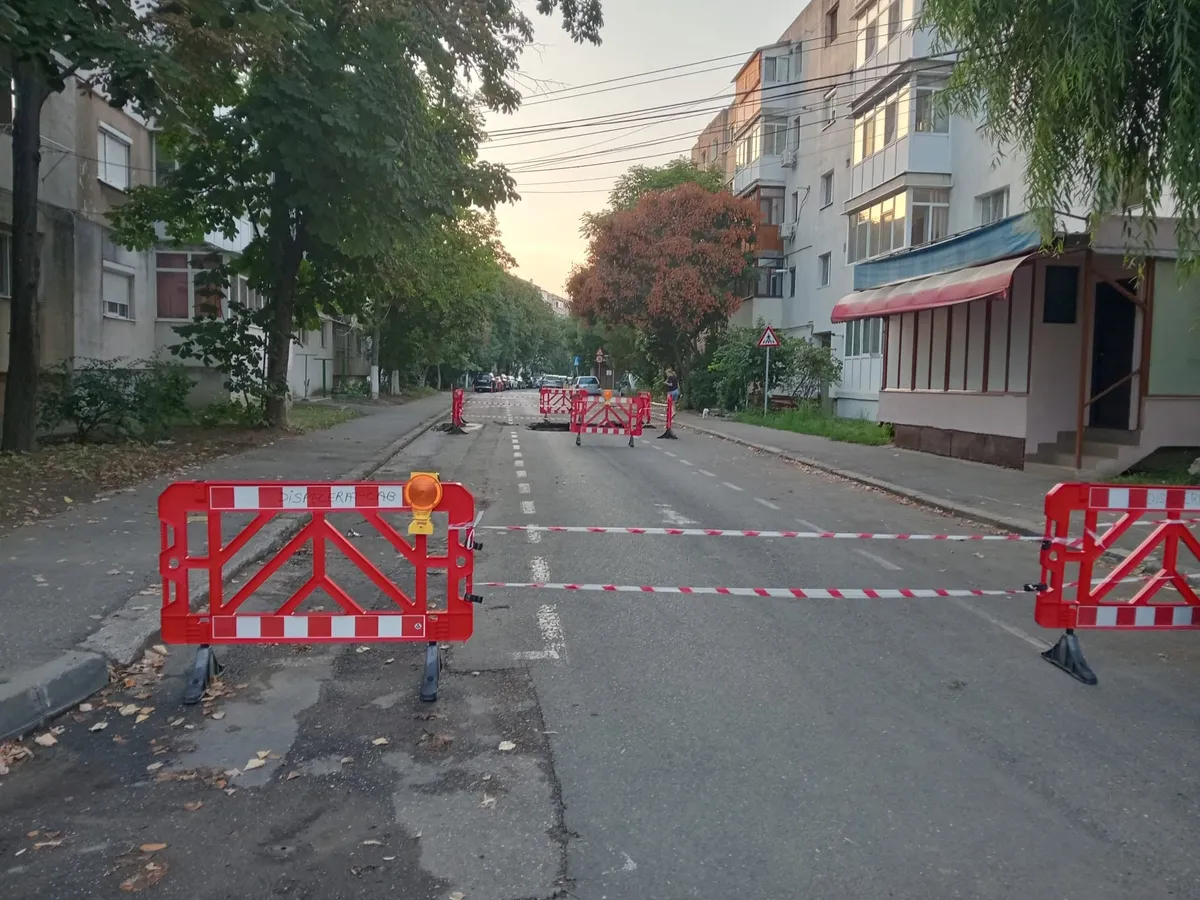 VIDEO O autospecială utilizată pentru desfundarea canalizărilor a căzut într-o groapă apărută brusc în asfalt