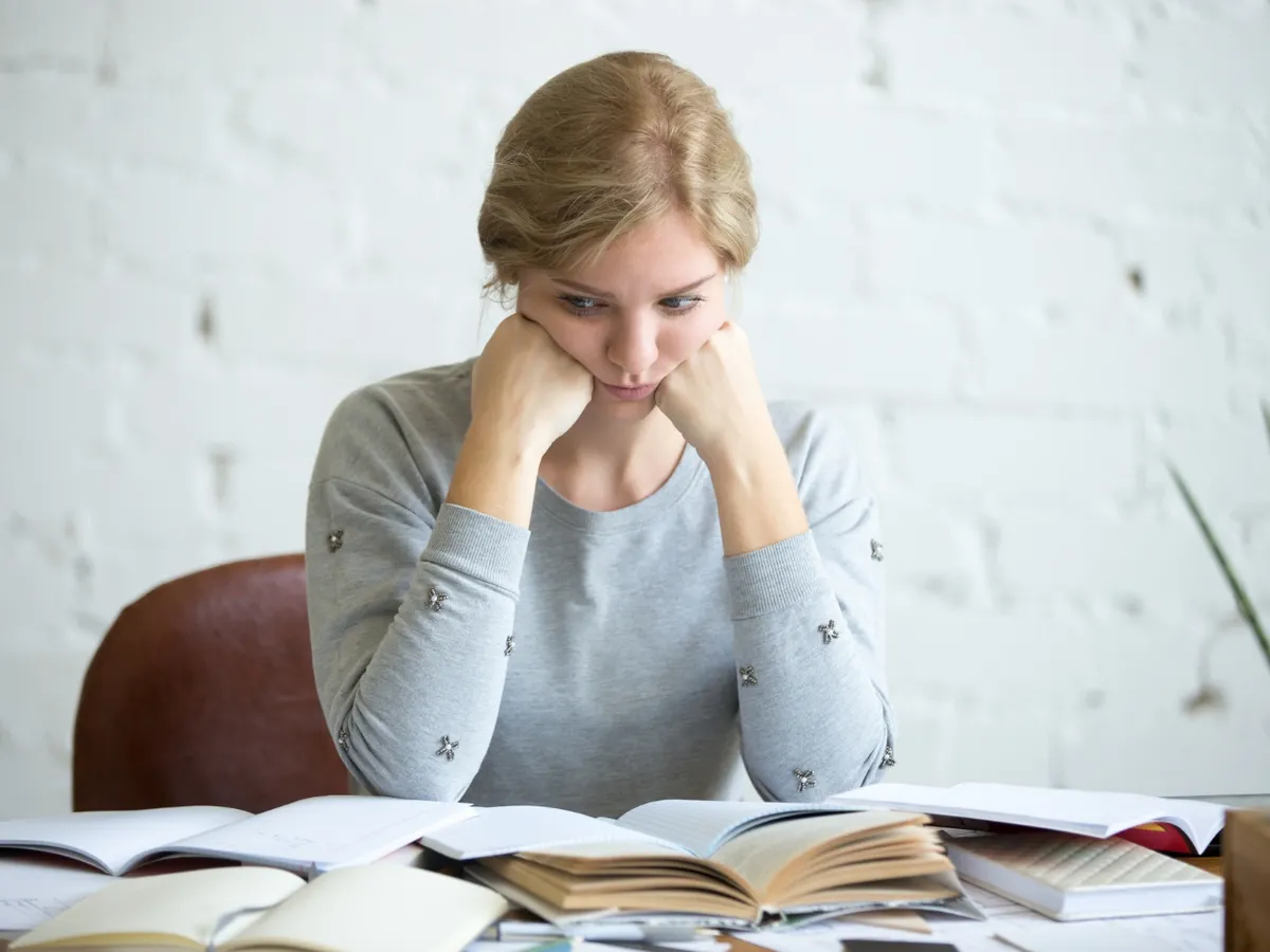 Femeie studiază - Foto: Freepik