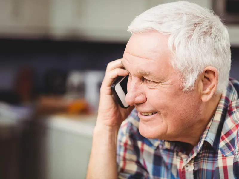 Pensionar vorbind la telefon - Foto: Freepik