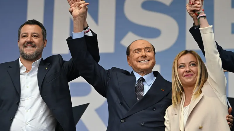 De la stânga la dreapta, Matteo Salvini (Liga), Silvio Berlusconi (Forza Italia) și Giorgia Meloni (Fratelli d’Italia) - Foto: Profimedia