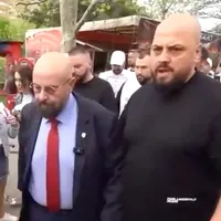 VIDEO Piedone, apărat de Clanul Sportivilor atunci când face băi de mulțime printre alegători - Foto: Captură video/ Facebook