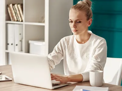 Femeie care stă la un laptop - Foto: Freepik (rol ilustrativ)