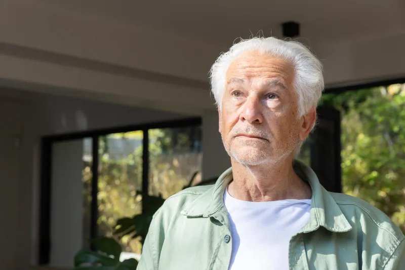 Pensionar îngrijorat de pensie - Foto. Freepik