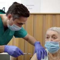 Valentina Fulga este pacienta cu numărul un milion care s-a vaccinat împotriva COVID. Medicul Valeriu Gheorghiță a administrat serul. Sursa: Facebook CNCAV