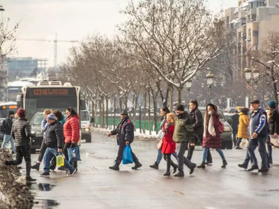 Oameni pe stradă Foto: Shutterstock
