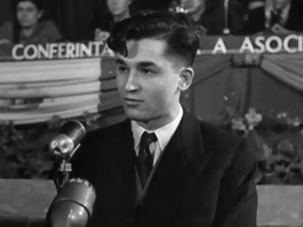 Ion Iliescu, în 1957, la 27 de ani, pe când era secretar al CC al UTM, viitorul UTC - Foto: captură video Cineclic